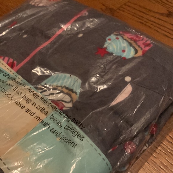 STAR + SKYE - Woman’s 2 Piece Holiday Cupcake Pajamas 🆕 (1X) 🧁🎄 - Picture 7 of 8